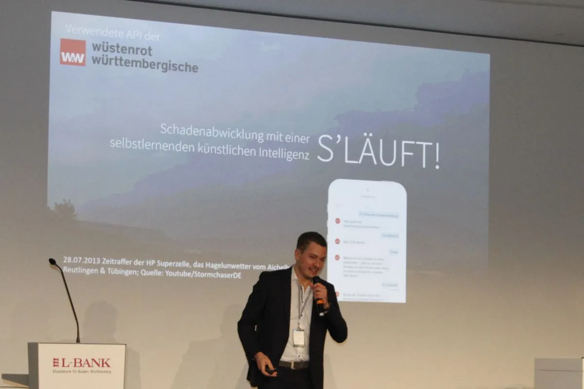 Christoph Weingärtner präsentiert beim FinTech-Hackathon Stuttgart 2016 die KI-Schadenabwicklung für die Württembergische