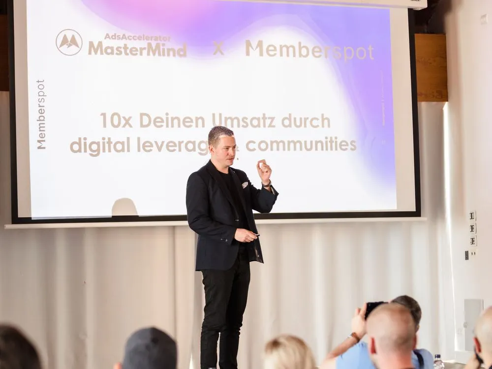 Christoph Weingärtner auf der Bühne der AdsAccelerator MasterMind für Memberspot