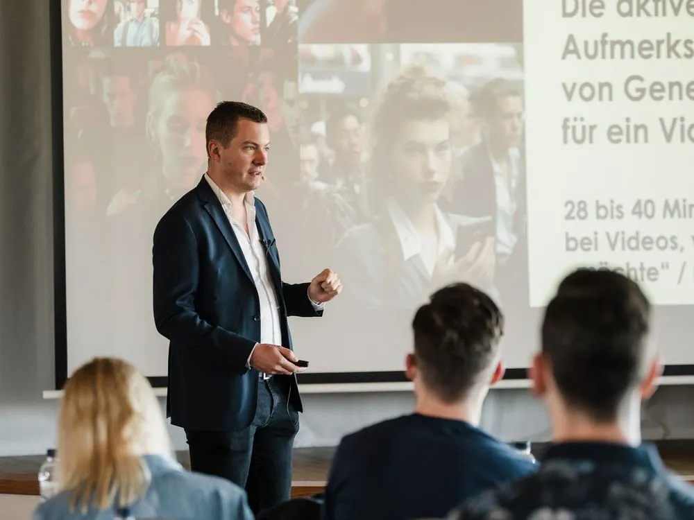 Christoph Weingärtner hält einen Vortrag vor Unternehmern
